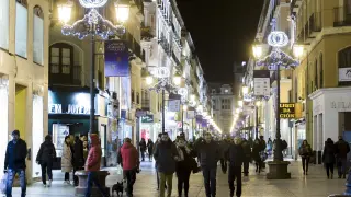 Imagen nocturna de la calle Alfonso con sus nuevas luminarias navideñas sobre las farolas.