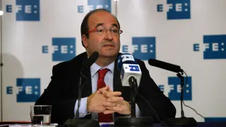 El candidato del PSC a la presidencia de la Generalitat, Miquel Iceta, durante la rueda de prensa que ha ofrecido en la sede de la Agencia Efe en Barcelona.