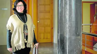 La alcaldesa socialista Marta Gracia, en el interior del Ayuntamiento de La Almunia.