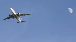 Un avión de carga llegando al aeropuerto de Zaragoza.