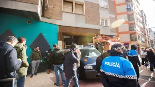 Equipos policiales junto a la vivienda de los tres jugadores