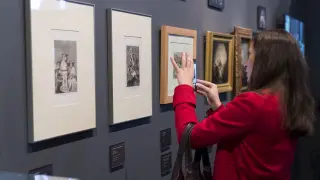 La exposición reúne grabados y pinturas de Goya con fotogramas y secuencias de películas de Buñuel.