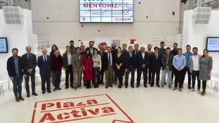 Mentores y mentorizados en la foto de familia hoy en Zaragoza Activa