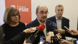 Javier Lambán durante sus declaraciones sobre el ministro de Cultura realizadas en Huesca, flanqueado por los socialistas altoaragoneses Elisa Sancho y Antonio Cosculluela