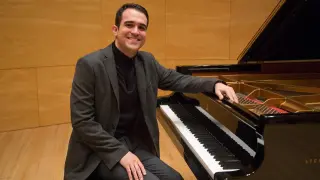 Alberto Menjón, sonriente, tras su prueba de piano para la Beca Pilar Bayona.