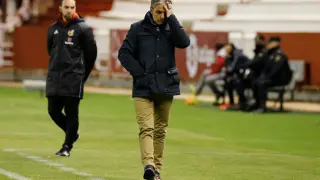 Natxo, pensativo en la banda del campo de Albacete, camina ante la atención del cuarto árbitro en la noche de este sábado.