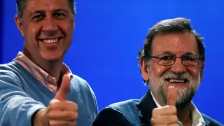 El presidente del Gobierno y del Partido Popular, Mariano Rajoy, junto al candidato de PPC para la Generalitat, Xavier García Albiol, en el acto de campaña con motivo de las elecciones catalanas del 21D