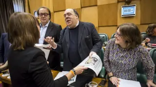 Los socialistas Pérez Anadón, Roberto Fernández y Marta Aparicio, en un pleno municipal.
