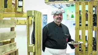 Miguel Ángel Revuelto, con su receta de jarretes de ternasco con caracoles en chilindrón.
