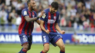 Carlos Akapo y Juan Aguilera celebran un tanto del segundo en la presente temporada 2017/2018.