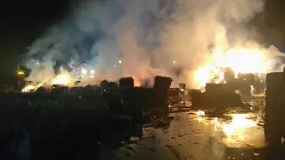 Los bomberos luchaban anoche contra las llamas que quemaban 800 toneladas de cartón.