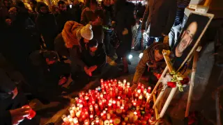 Unas 200 personas homenajearon el lunes a la víctima en un acto celebrado en la plaza de Aragón.