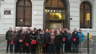 La delegación socialista del Alto Aragón, frente a la sede del PSC en Lérida