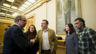 El consejero de Hacienda, Fernando Gimeno, y los negociadores de Podemos, en el Pignatelli.