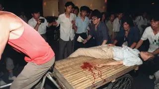 Foto fechada el 4 de junio de 1989 en la que se ve una joven herida en la revuelta.