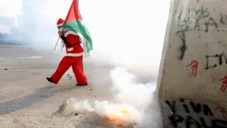 Un manifestante palestino vestido de Papa Noel en Belén