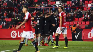 Los jugadores del Huesca celebran uno de los dos goles anotados el pasado sábado en Tarragona.