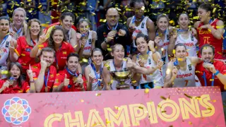 Las chicas de la selección femenina de baloncesto tras vencer a Francia en la final del Eurobasket 2017