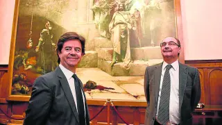 Luis Felipe y Javier Lambán, ayer delante del cuadro de la Campana en el Ayuntamiento de Huesca.