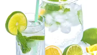 Agua con limón.