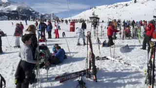 Numerosos esquiadores y visitantes disfrutaron este jueves en Candanchú de un día soleado