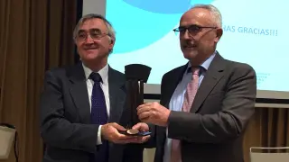 Elías Campo, a la izquierda, recibe el premio Eco a la trayectoria clínica y científica en oncología