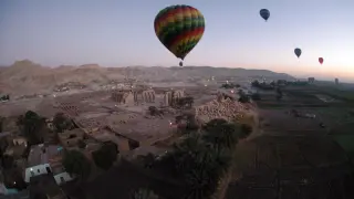 Globos aerostáticos sobrevuelan el Valle de los Reyes, cerca del Luxor (Egipto)