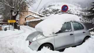 Miles de personas, atrapadas en las carreteras por el temporal de nieve en la operación retorno de Navidad.