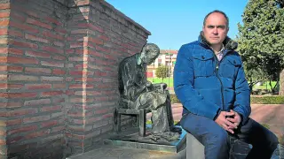El alcalde de Brea, junto a una estatua en homenaje al gremio de los zapateros.