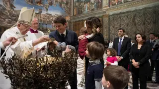 El papa Francisco, durante el bautizo