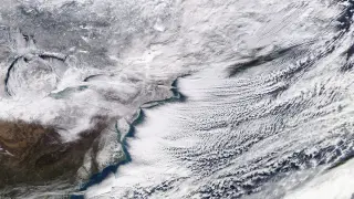 Imagen de una tormenta de nieve que atraviesa Canadá y Estados Unidos.