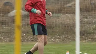 Gonzalo Melero juega con el balón durante el entrenamiento que ha desarrollado este lunes el Huesca en el Instituto Montearagón.