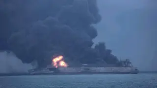 Imagen del petrolero iraní Sanchi ardiendo.