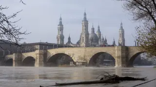 Crecida del Ebro y niebla en Zaragoza