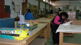 Alumnos del módulo de carpintería en el taller de empleo de la FTM.