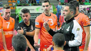 Miguel Rivera imparte instrucciones a sus jugadores en un partido de Los Planos.