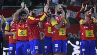 Los jugadores de España festejando la victoria.