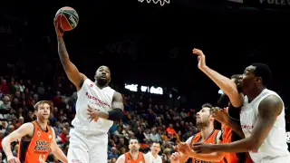 El base del Tecnyconta, Bo Mc Calebb, trata de encestar ante la oposición de los jugadores del Valencia Basket.
