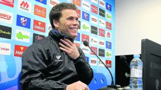 El técnico del Huesca, Joan Francesc Ferrer 'Rubi', sonríe durante la comparecencia de prensa de ayer en El Alcoraz.
