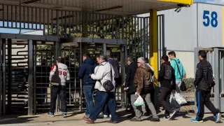 Trabajadores de Opel España entran a la fábrica