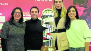 Pilar Valero, Víctor Lapeña, Luci Pascua y Cristina Ouviña -de izquierda a derecha- posan con el trofeo
