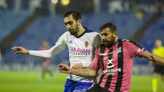 Borja Iglesias pugna por un balón durante el partido frente al Tenerife.