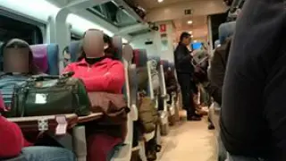 Varios viajeros han tenido que ir de pie por una avería en el tren.