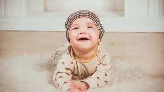 Según un estudio, los bebés respiran altos niveles de suciedad cuando gatean.