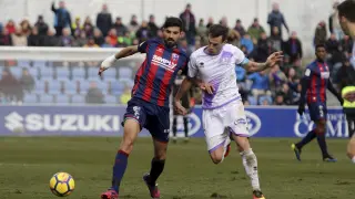 El centrocampista Juan Aguilera protege el balón durante el Huesca-Numancia del pasado domingo (2-1).