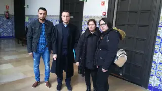 La madre y hermana de Robert Racolti, en el TSJA, junto a su abogado Cristian Adrian, con toga, y un amigo.