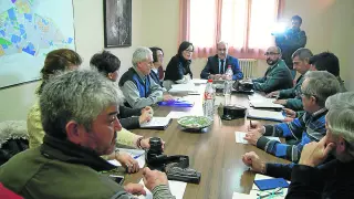 El subdelegado, en el centro, presidió la Junta de Seguridad en el medio rural ayer en Andorra.