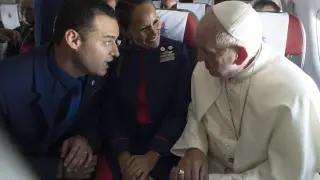 El Papa, con los dos tripulantes a los que ha casado
