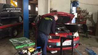 La Guardia Civil detecta un taller ilegal de reparación de automóviles en la Hoya de Huesca.