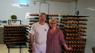 Miguel Ángel Andreu y Yolanda Alonso, en la panadería Lanave.